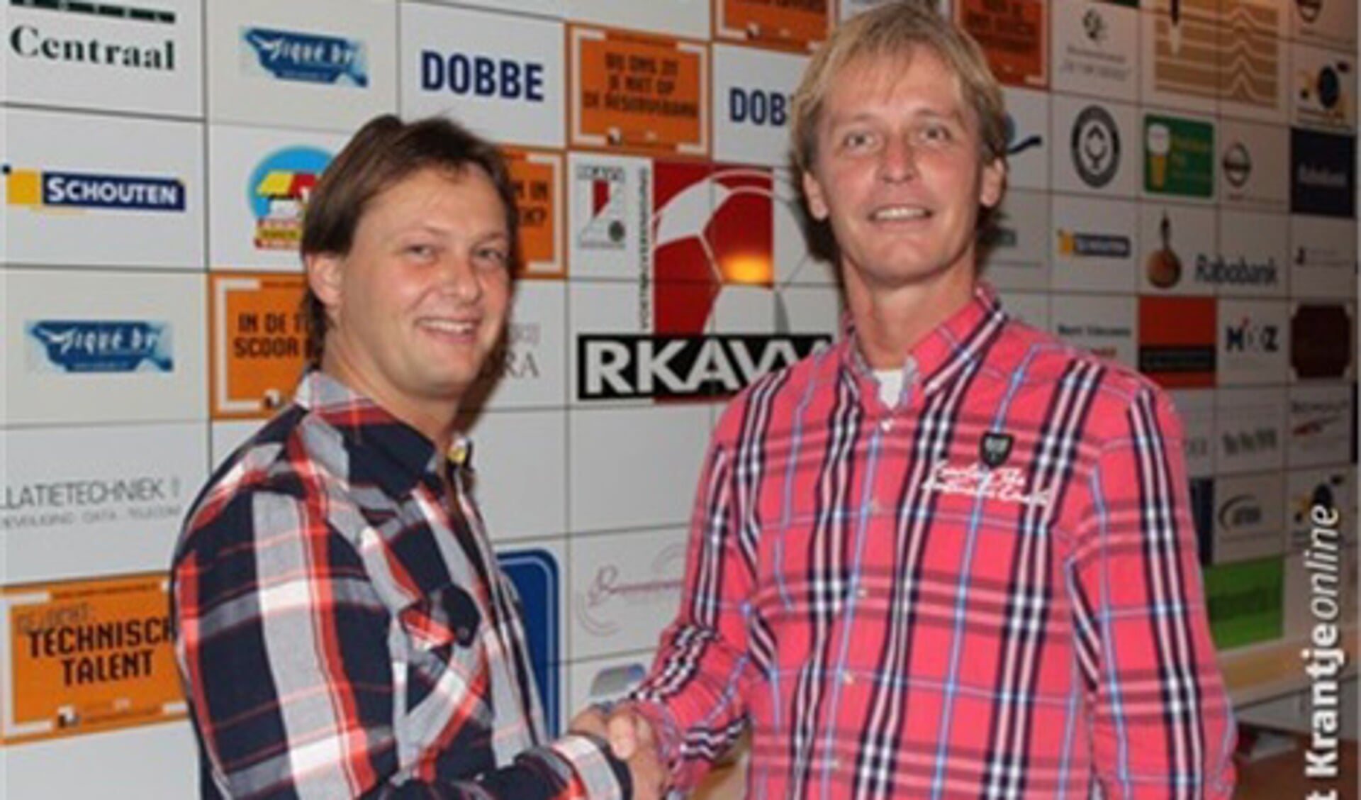 Bas Steffens (links), die de hand schudt van bestuurslid Rob van Pruijssen,  heeft zich veilig gespeeld met RKAVV. foto: Het Krantje