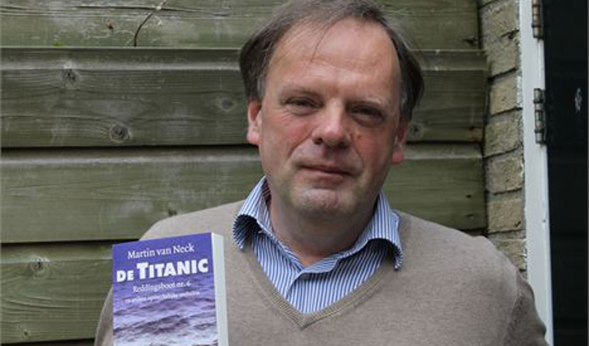 Martin van Neck met zijn boek over de Titanic. Foto: Bart Bakker