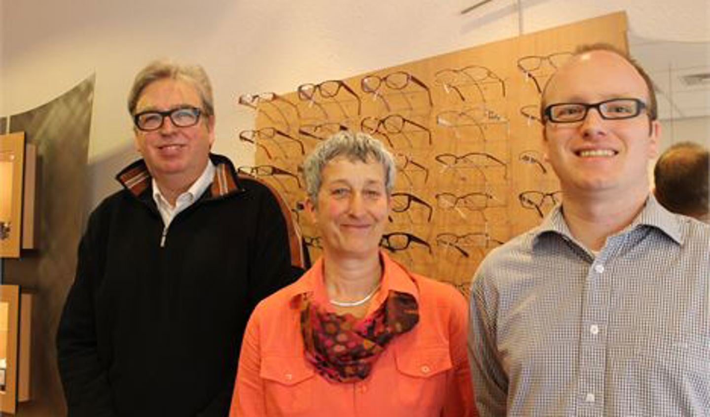 Onderschrift: “We begeleiden iedereen die hulp nodig heeft bij het aanschaffen van een bril en de opstart en de keuze van een hoortoestel”, aldus Hans de Groot, Gerrie Jansze en Vincent van Gent. (foto: Bart Bakker).