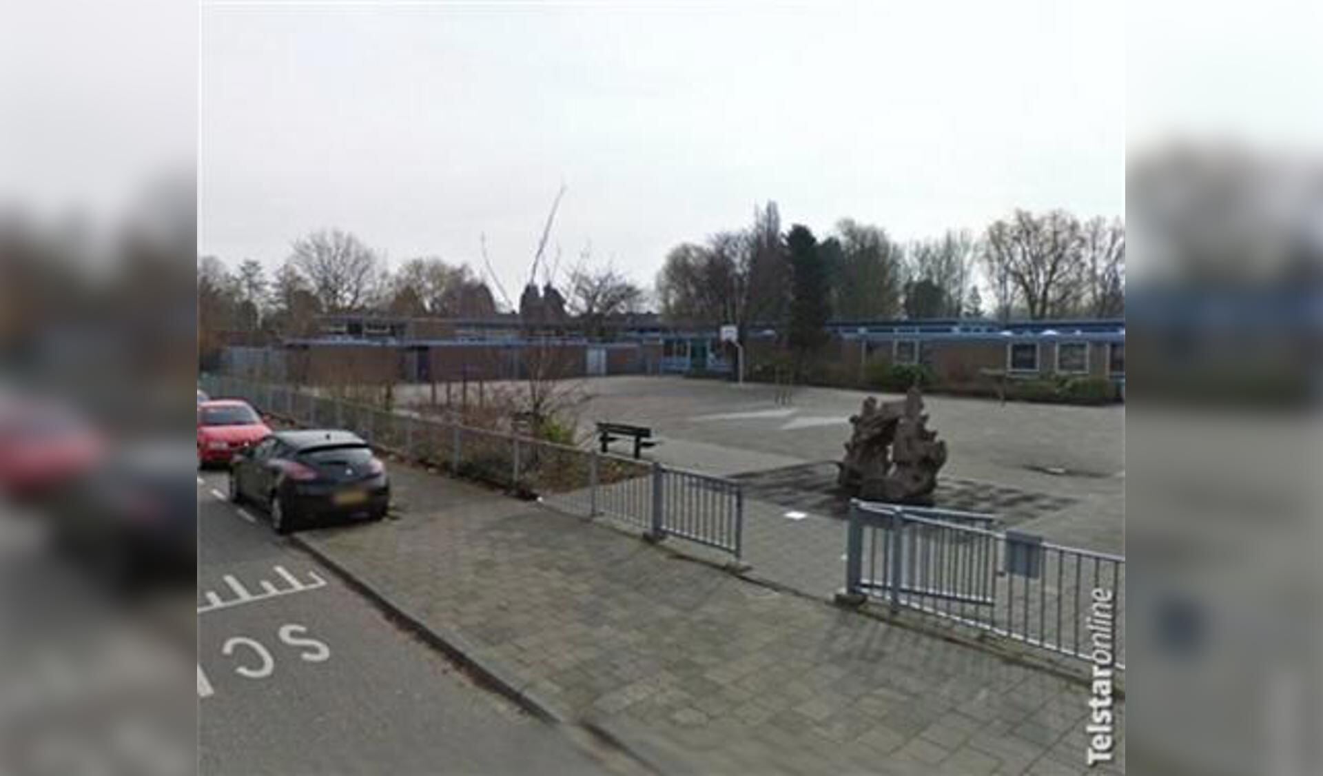 De school ligt aan de Groen van Prinstererlaan.