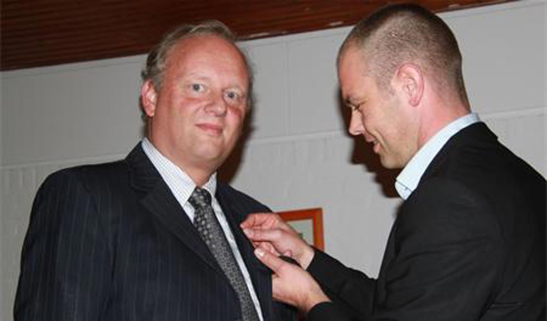 Ed van der Burg speldt Walter van den Bogaerdt het erevoorzitterschap op.