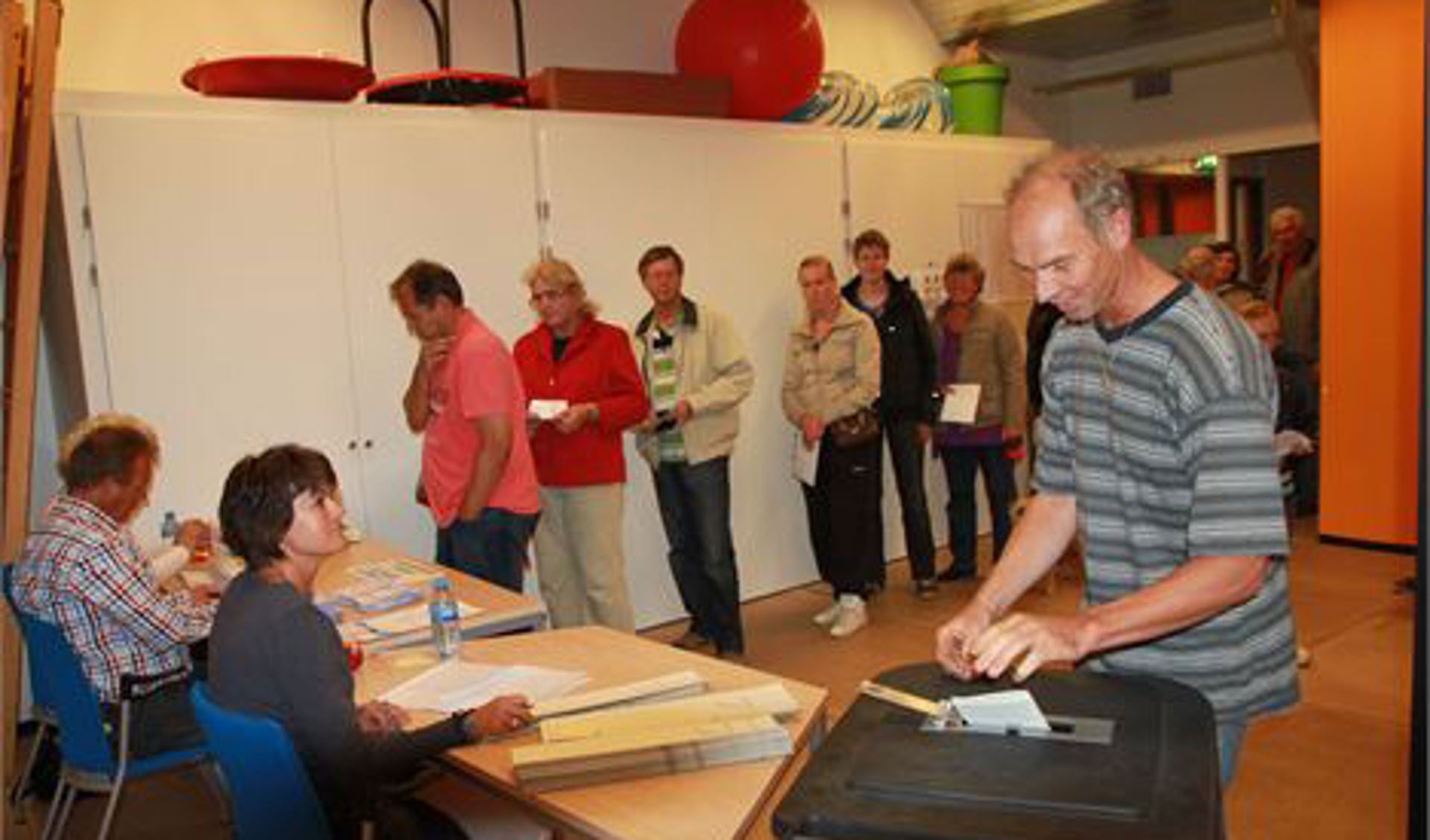Bij de stembureaus in Nootdorp stonden rond 19.00 uur lange rijen.