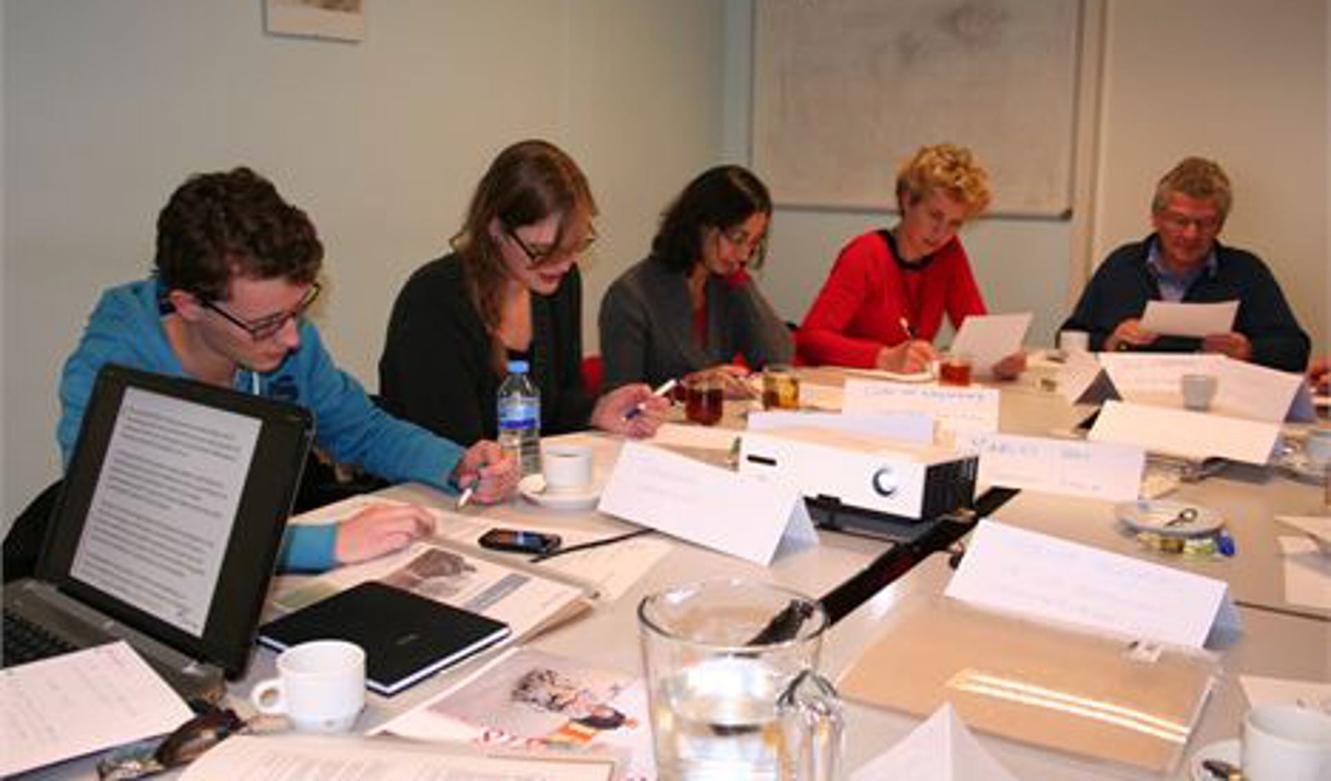 De deelnemers uit Pijnacker-Nootdorp zijn druk aan de slag met het maken van een persbericht. Foto W5 Trainingen