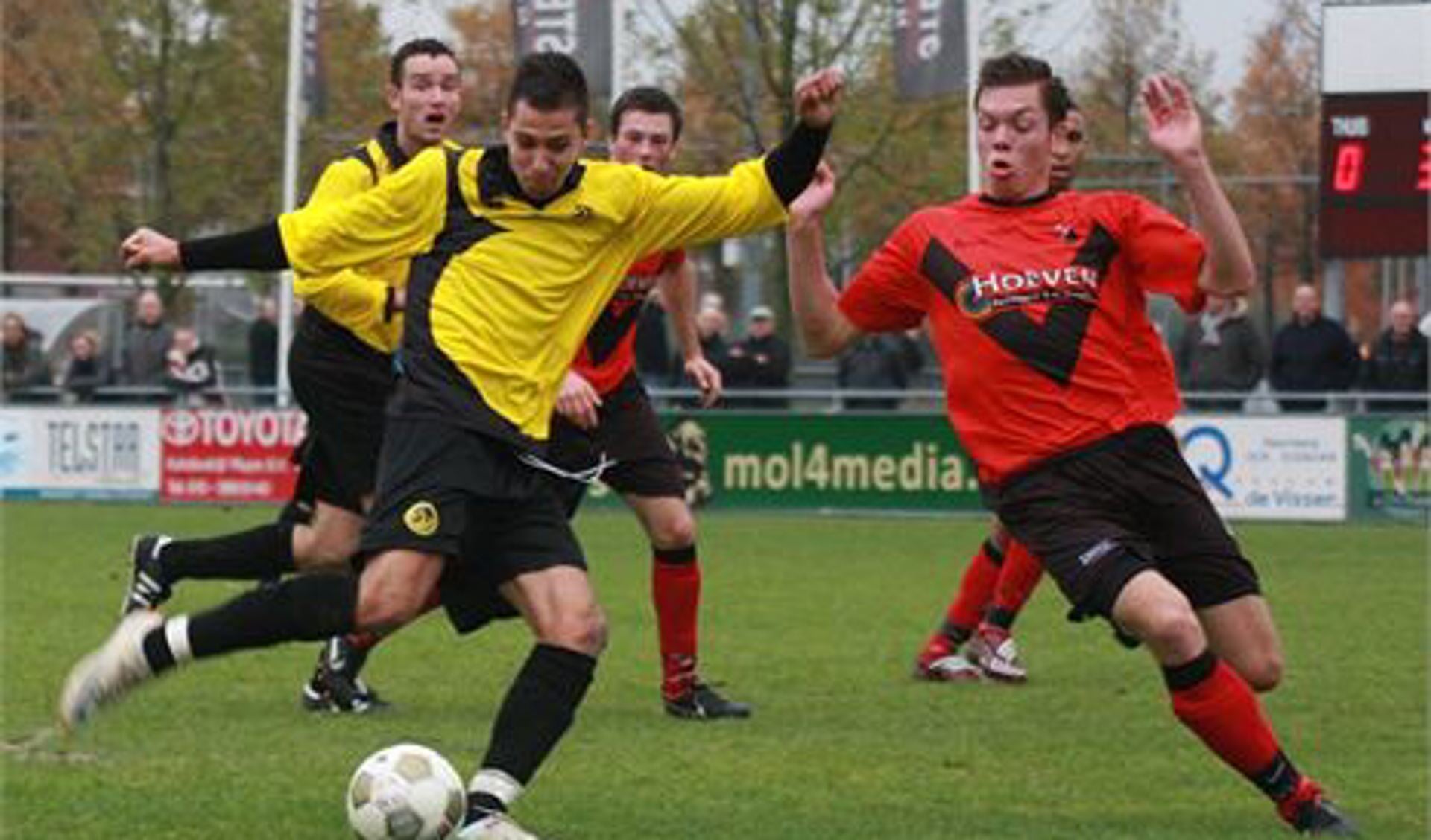 Op 10 november, thuis tegen Vitesse Delft, speelde SV al zonder shirtsponser.