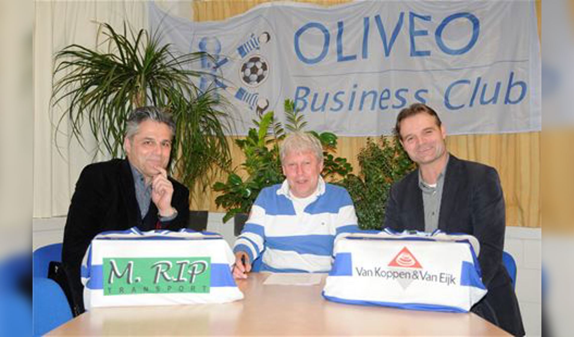 René Slegtenhorst is ook volgend jaar hoofdtrainer van Oliveo. Op de foto wordt hij geflankeerd door voorzitters Ruud Schalkwijk en John Weijgertse.