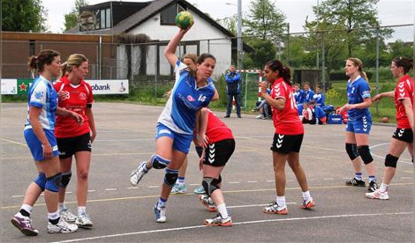Aniek Markus is de verdediging te snel af. Foto: Vincent Lorist