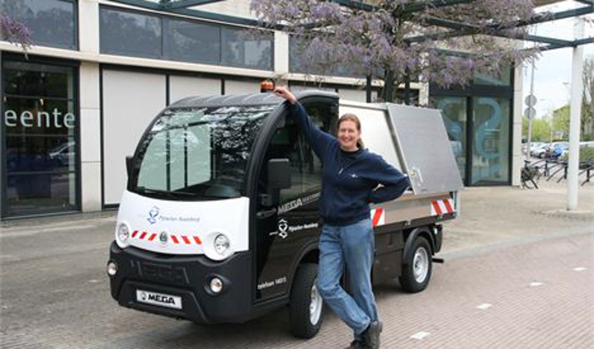 Medewerker Iris Magendans gaat aan de slag met de nieuwe elektro-wagen. Inwoners zullen haar met haar nieuwe wagen vaak door Pijnacker zien rijden.