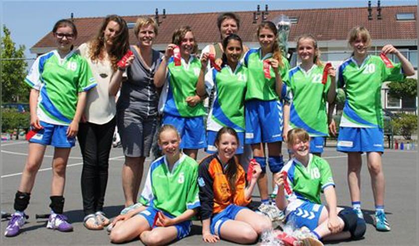 Veldkampioenen in Barendrecht: Anne van de Sande, Naomi Gebben, Nancy Klompé, Lara Klompé, Angelique van Rijn, Rowena Witte, Indy Goris, Paulina Zweekhorst, Julie van Rijn, Tess Duijvestijn, Julia King en Julie van Leeuwen. Foto: Mieke van Veen