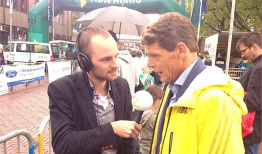 Foto: Jasper van der Burg van LansingerlandFM en sportheld Gerard Nijboer.