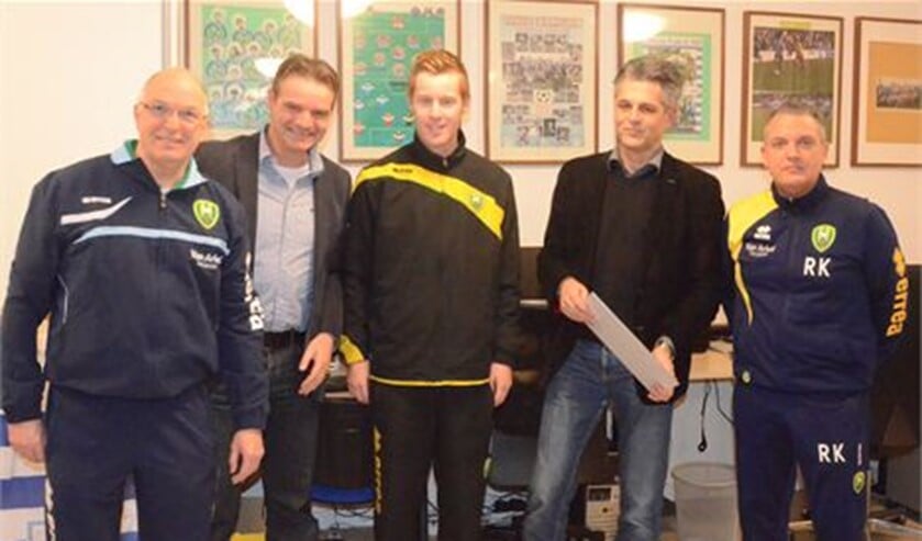 V.l.n.r. Coordinator van het project Wim Voois, Voorzitter Rudd Schalkwijk, ADO Oliveaan Mike van Duinen, Voorzitter John Weijgertese en Coordinator van het project Ron Kenter.