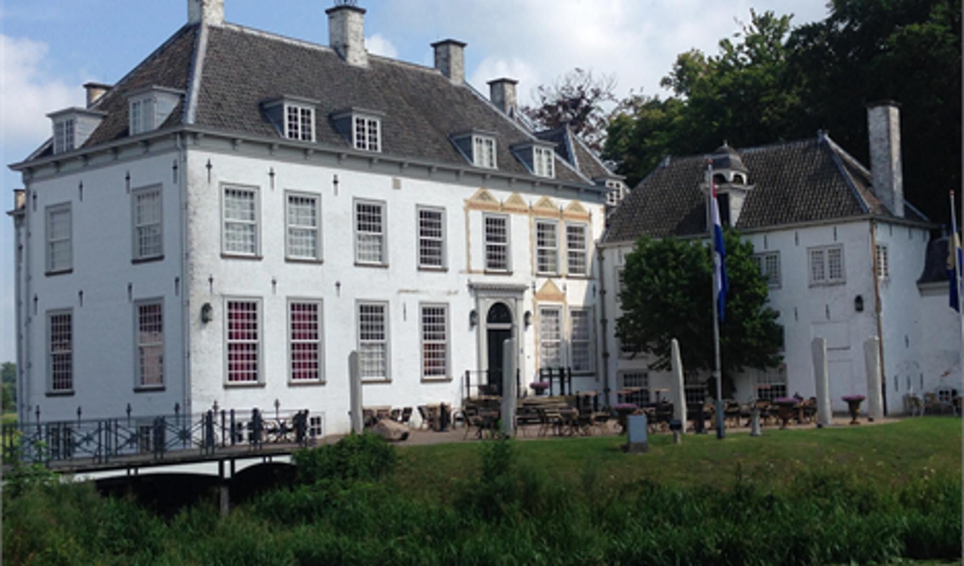 Huis 't Velde is een statig wit landhuis ten oosten van Warnsveld, dat sinds 2005 deel uitmaakt van de gemeente Zutphen.