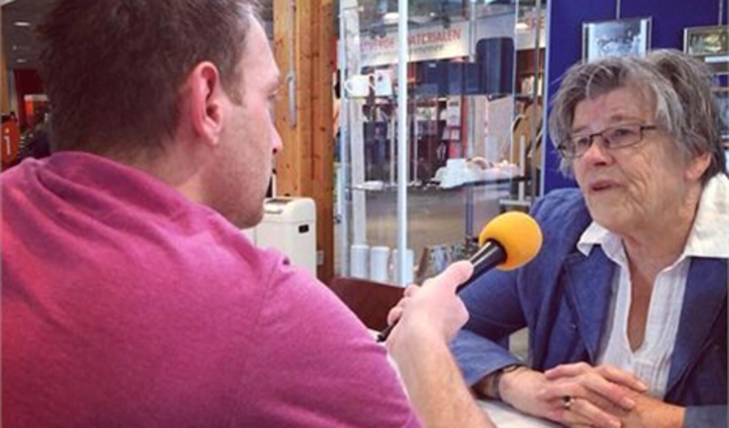 Mieke van der Kuy-Lalleman in gesprek met Telstar. Foto: archief