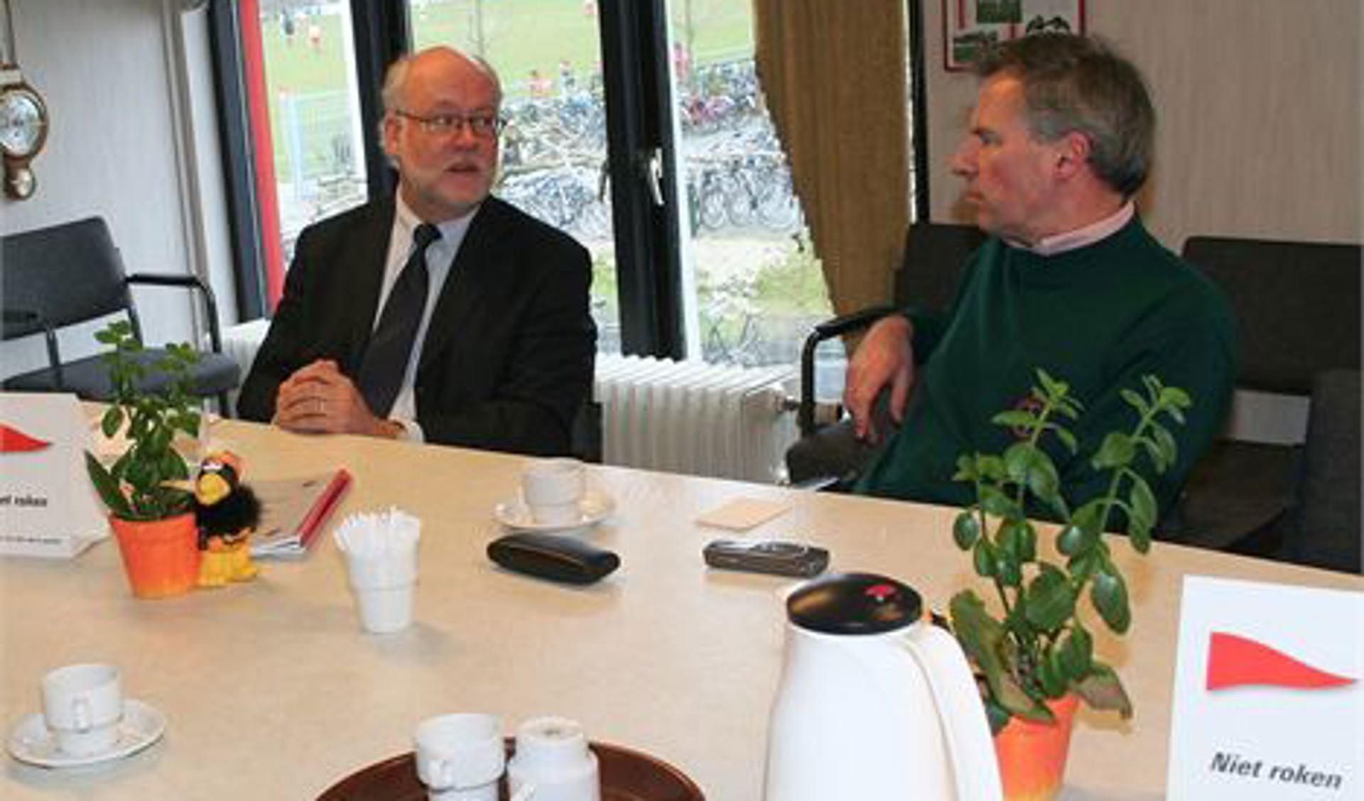 Ben de Vries (links) in gesprek met oud-burgemeester Rik Buddenberg.