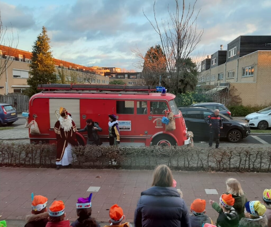 De Sint arriveert in een bijzondere brandweerwagen.