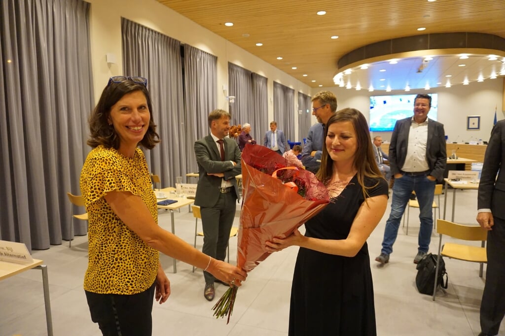 Saskia Kleewein feliciteert Marieke van Bijnen. (Foto: Jan-Willem Maas)