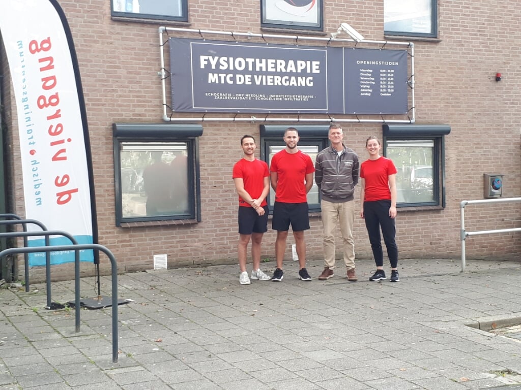 Fysiotherapeuten Daan van Rheenen, Brian Ruigrok, Ruud Lindenburg en Maaike Ridder voor het gebouw van MTC.