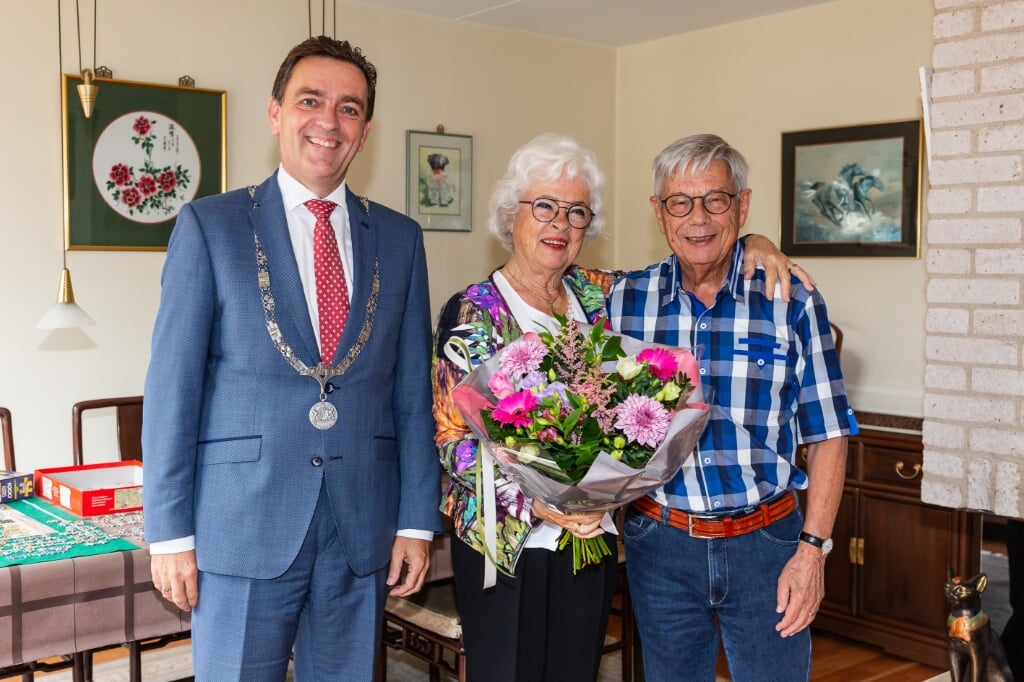Burgemeester Bezuijen heeft een bezoek gebracht aan het 60-jarige bruidspaar Kievits-Moerel.
