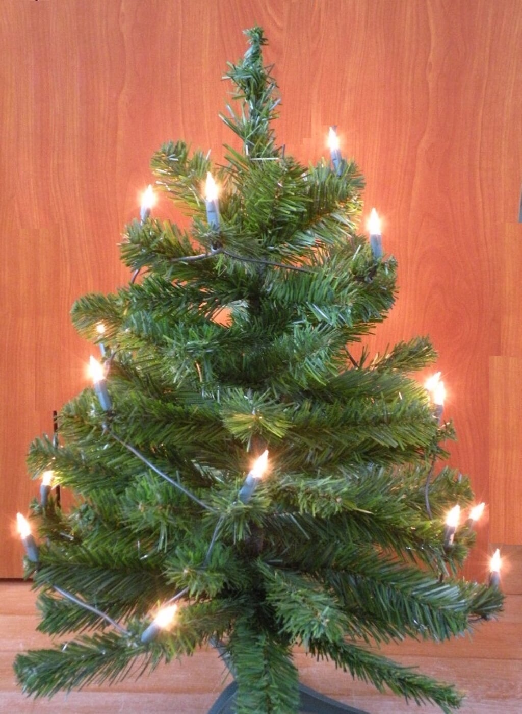 Kerstboompje met lampjes en versiering.