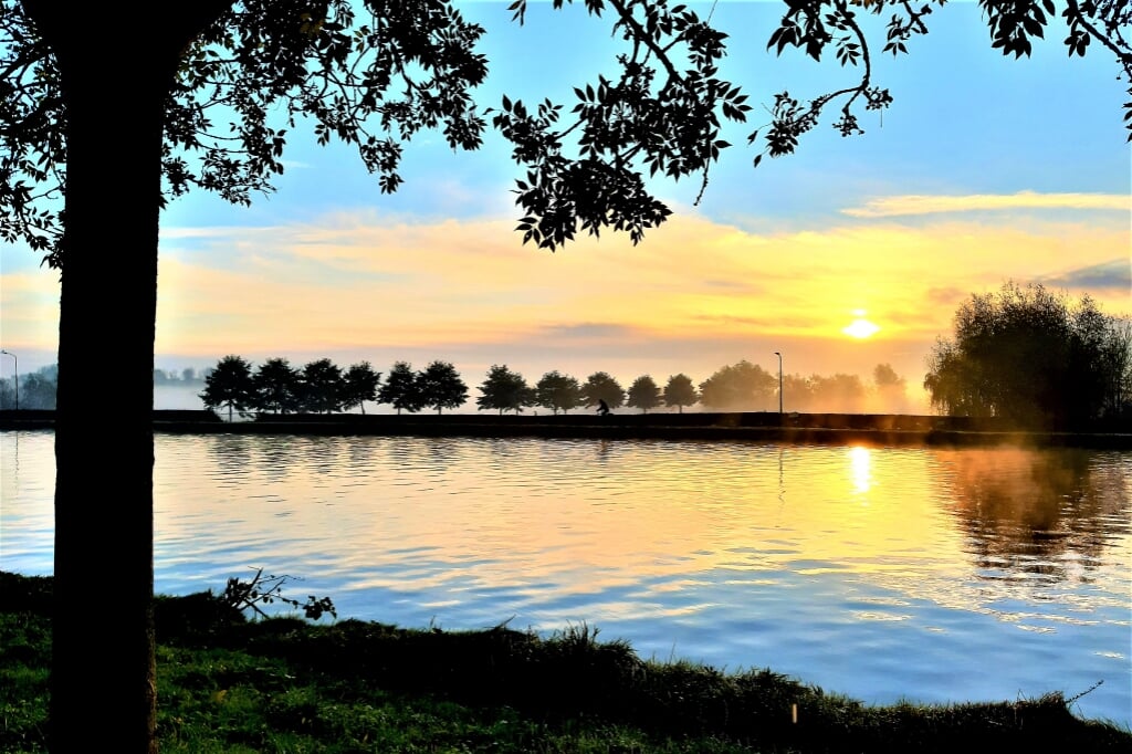 Een prachtige mistige zonsopgang bij park Vreugd en Rust aan de Vliet (foto: Linda Steentjes).
