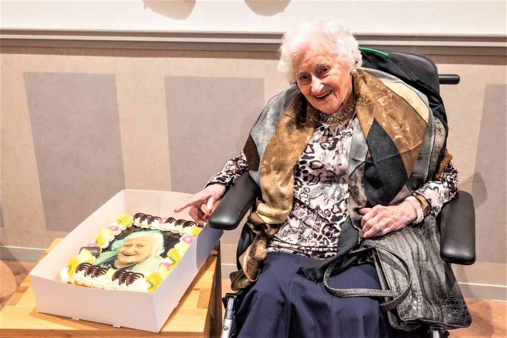 Mevrouw Ria van Ham - Schoemaker op haar 108e verjaardag in WZH Vliethof te Voorburg met haar verjaardagstaart (foto: Michel Groen).