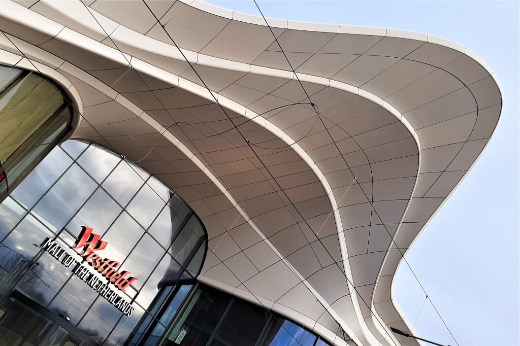 De vloeiende witte lijnen die de gevel kenmerken zijn als een zijden sjaal die om het gebouw is gewikkeld en ogen gracieus en verbindend (foto: Hans van Veen).