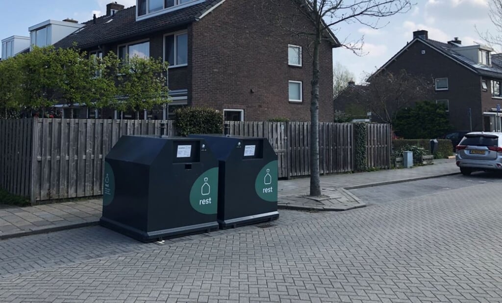 In de Delflandstraat heeft de gemeente nu twee bovengrondse containers geplaatst, zonder verdere mededelingen, zegt aanwonende Marc Heijster. 