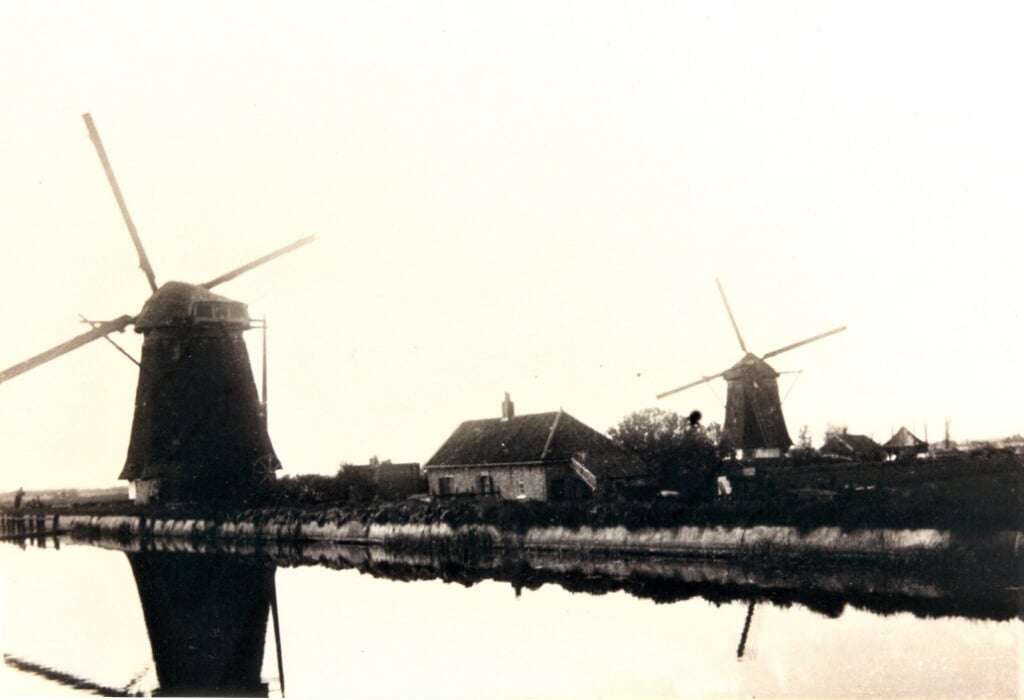 Links de Hoekmolen, rechts de Noordmolen van Van Schijndel. (HGOP)