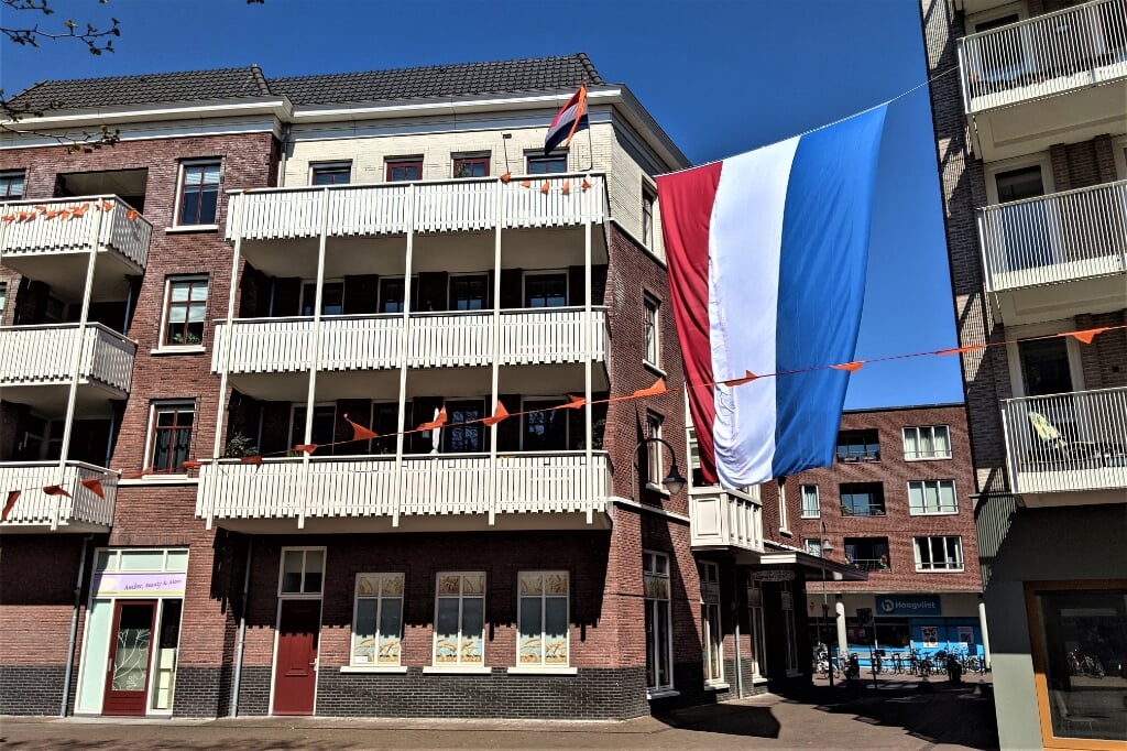 Koningsdag op het Damplein zonder activiteiten en muziek maar wel met een enorm grote vlag (foto: Svanhild Looijen).