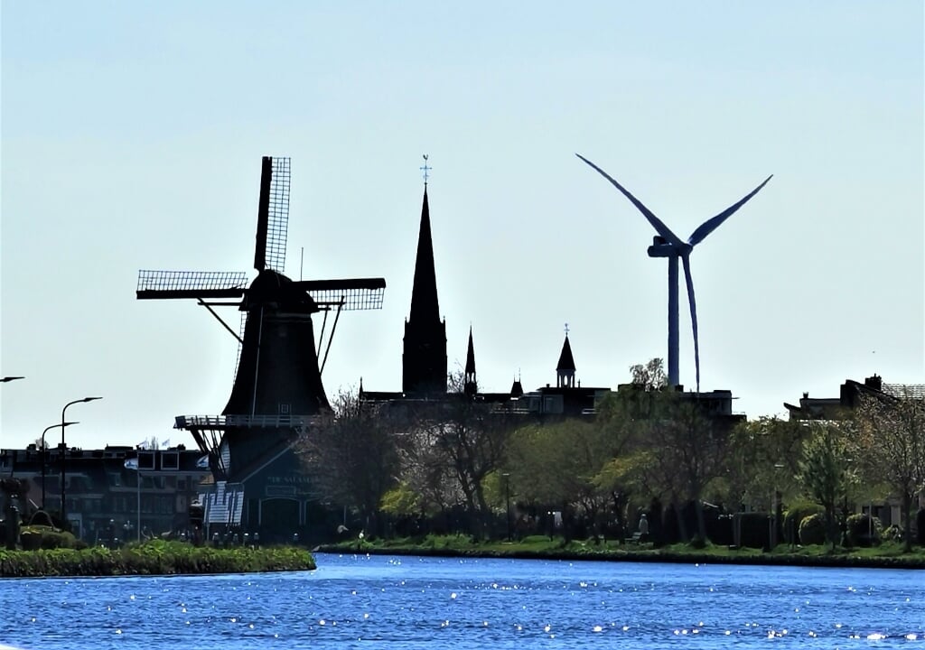 Skyline van Leidschendam met Haagse windmolen aan de Westvlietweg (foto: Christoph van Beers).