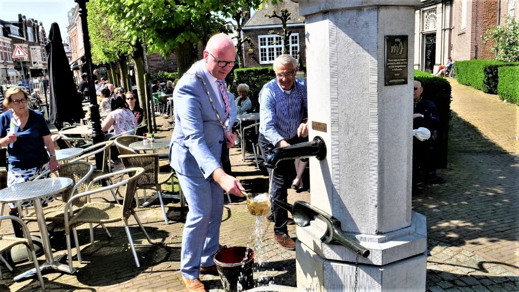 Start van het seizoen van Mooi Voorburg bij de dorpspomp (toen alles nog 'normaal' was) door burgemeester Tigelaar (foto: Ot Douwes).