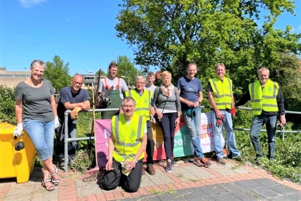 Vrijwilligers van het hospice, Rotary Rijswijk en Hoveniersbedrijf Curatio kunnen (ietwat te dicht op elkaar) trots zijn op het resultaat (foto: pr).