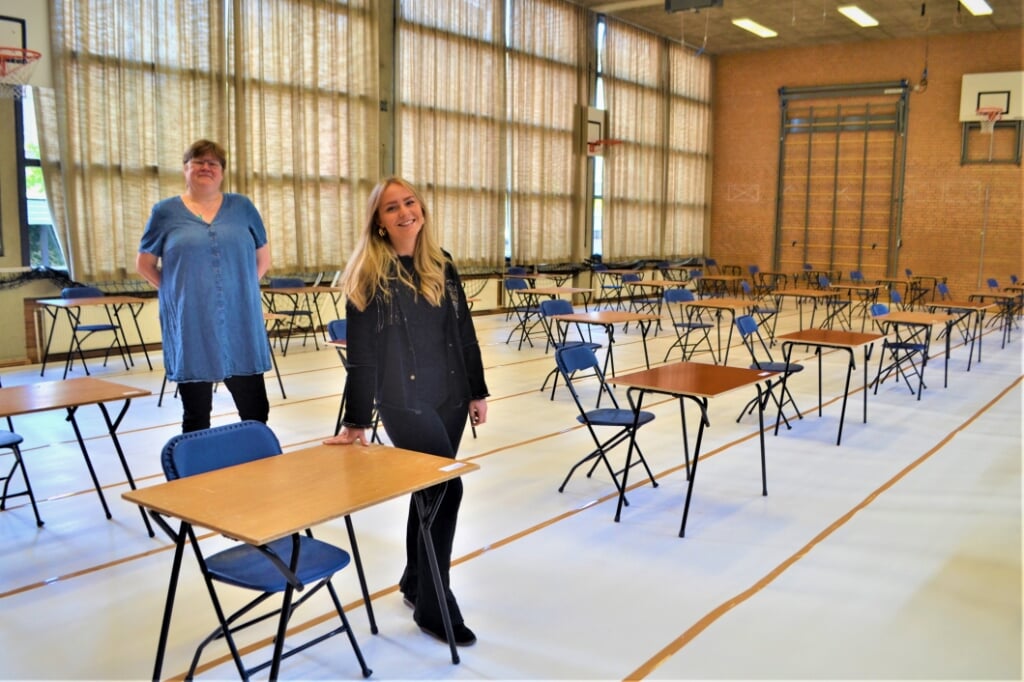 Celeste en Marjorie in een van de drie examenzalen in het Dalton Voorburg (foto: Inge Koot).