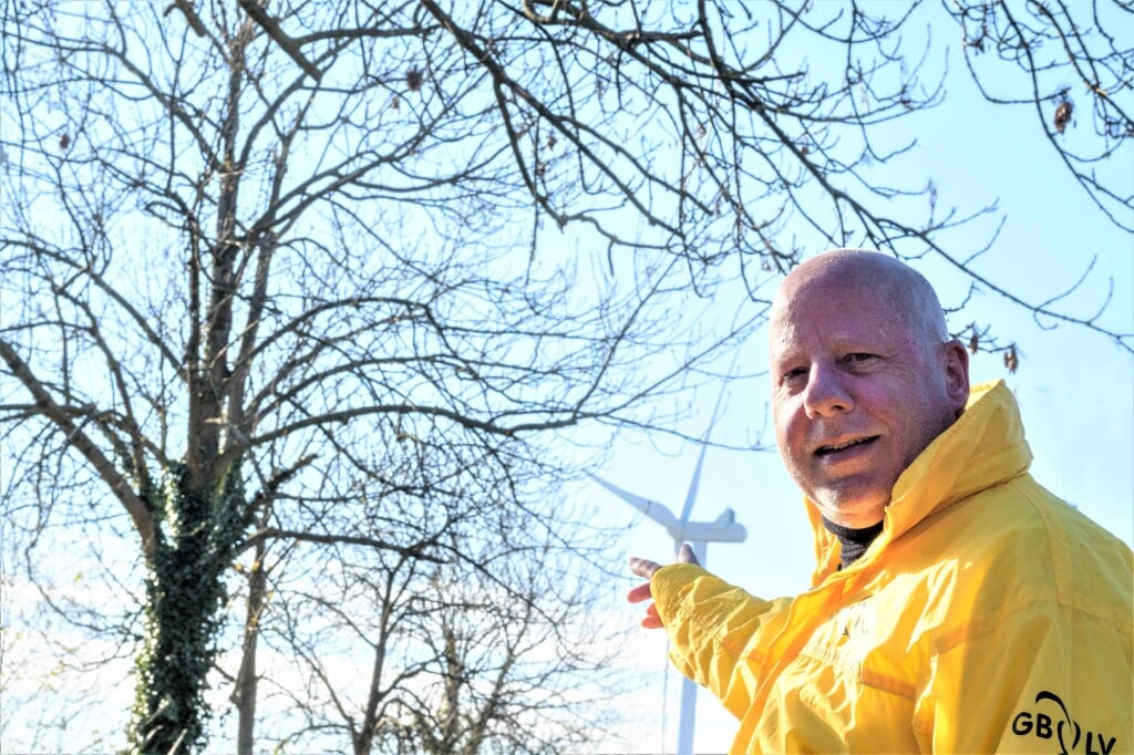 GBLV-raadslid Hans Peter Klazenga met op de achtergrond de ontsierende en overlastgevende windturbine (foto: GBLV).