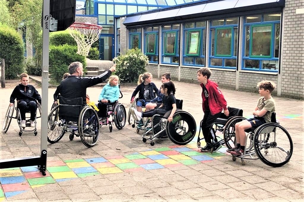 Speciaal voor een leerling van De Tandem was het onderdeel rolstoelbasketbal toegevoegd aan het programma (foto: pr SenW).