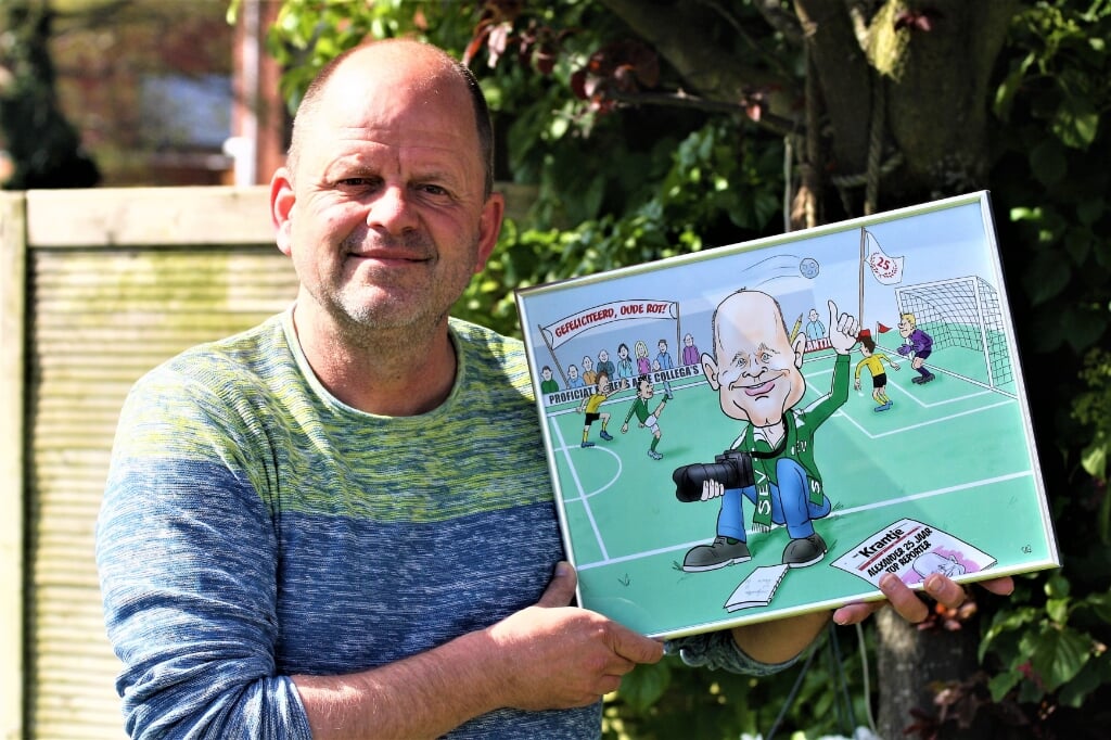 Alexander Wagener met de karikatuurtekening die hij ontving voor zijn 25-jarig jubileum bij Het Krantje (foto: Ben Wagener).