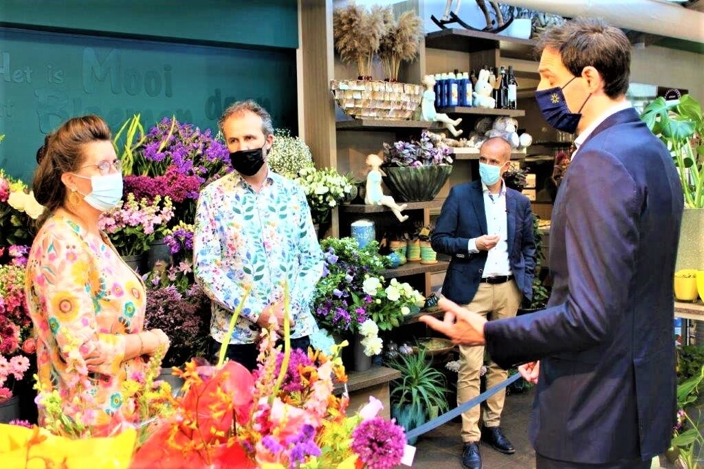 Minister Hoekstra met het ondernemersechtpaar Bart en Judith Ebbers in de bloemenwinkel aan de Rietvinklaan (foto: pr). 
