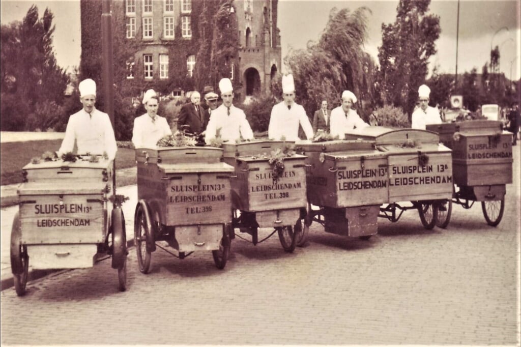 Aanvankelijk draaide Bakkerij Remmerswaal op de verkoop door broodventers: nu wordt behalve  aan de eigen winkels volop geleverd aan verzorgings- en ziekenhuizen, catering en horeca (foto: privé archief).