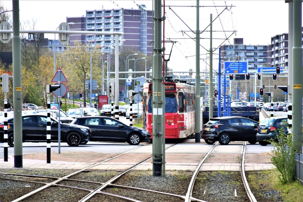 Alle toegangswegen naar Leidschendam kwamen vast te staan en zelfs de trambaan werd afgelopen weekend  geblokkeerd door de drukte rond het winkelcentrum Westfield Mall (foto: VR Press).