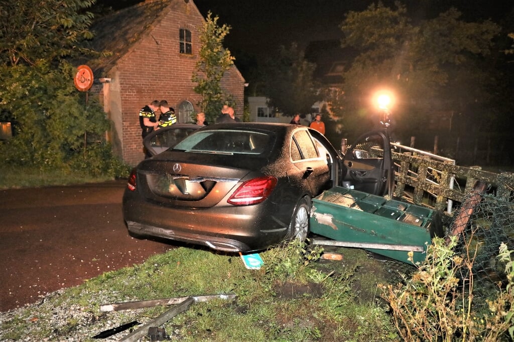 De auto kwam terecht in de tuin van een woning en raakte daarbij van alles (foto: Danny Botman).