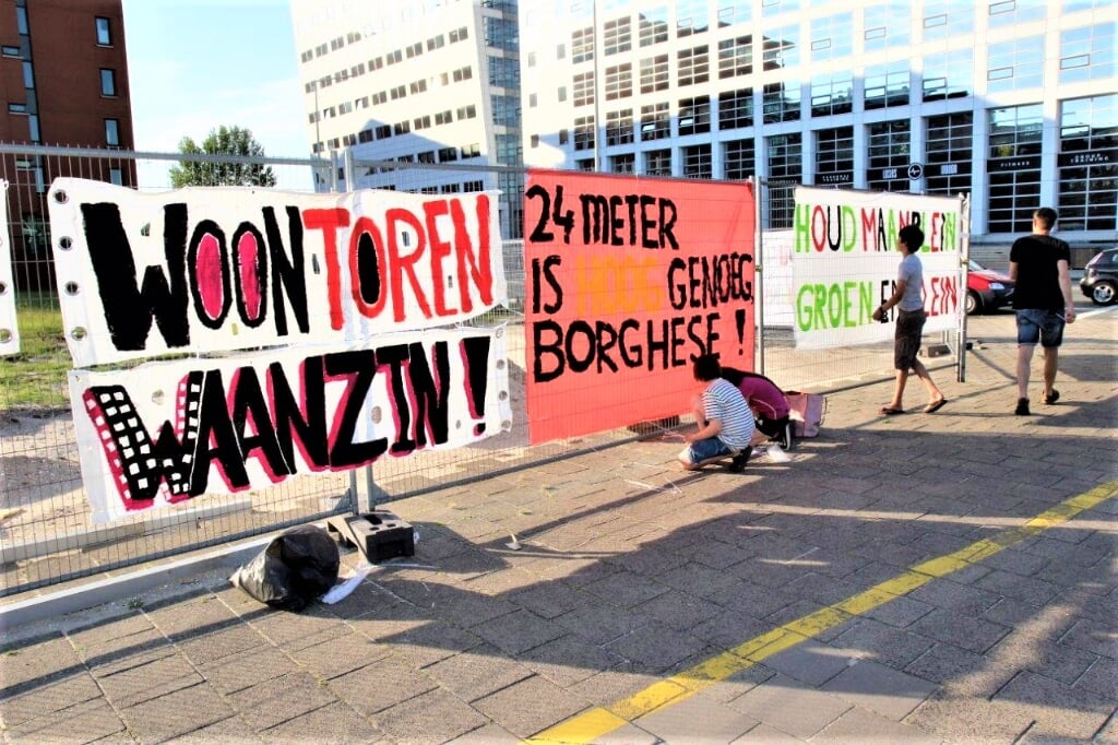 Bewoners van Voorburg West voeren actie tegen de woontorens in de Binckhorst (foto: Ap de Heus).