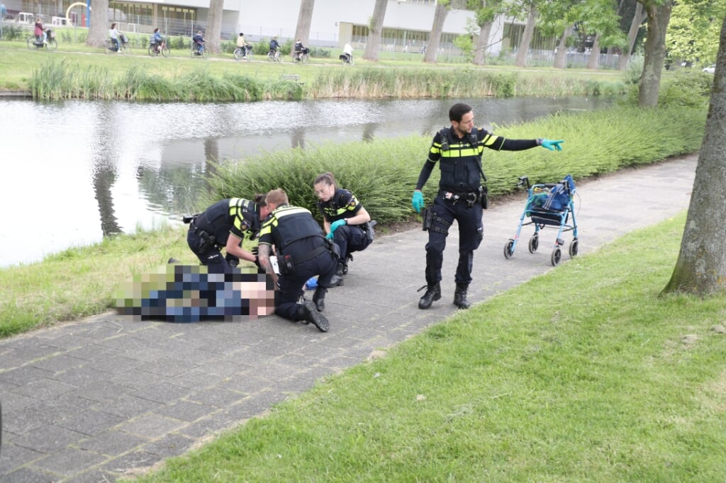 Agenten verleende eerste hulp totdat de ambulance ter plekke was (foto: Rene Hendriks / Regio15).