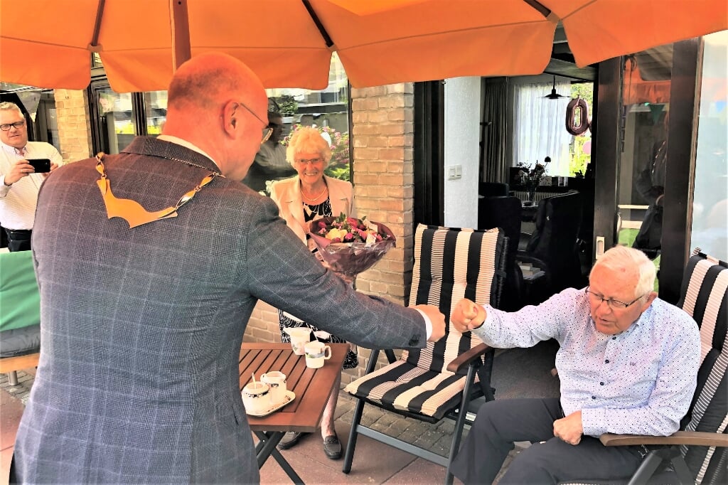 Burgemeester Tigelaar feliciteert het diamanten bruidspaar (foto: pr).