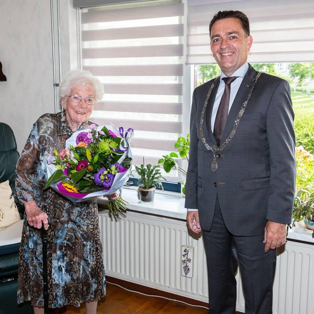 Burgemeester Bezuijen, heeft een bezoek gebracht aan de 100-jarige mw Minderman-de Niet. Foto: Patricia Munster