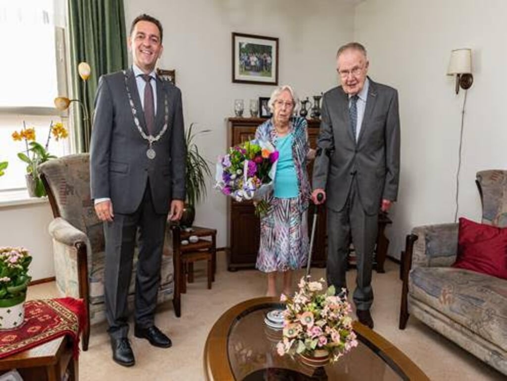 Burgemeester Bezuijen verraste het 60-jarig bruidspaar Van der Tas-Oldenkamp.