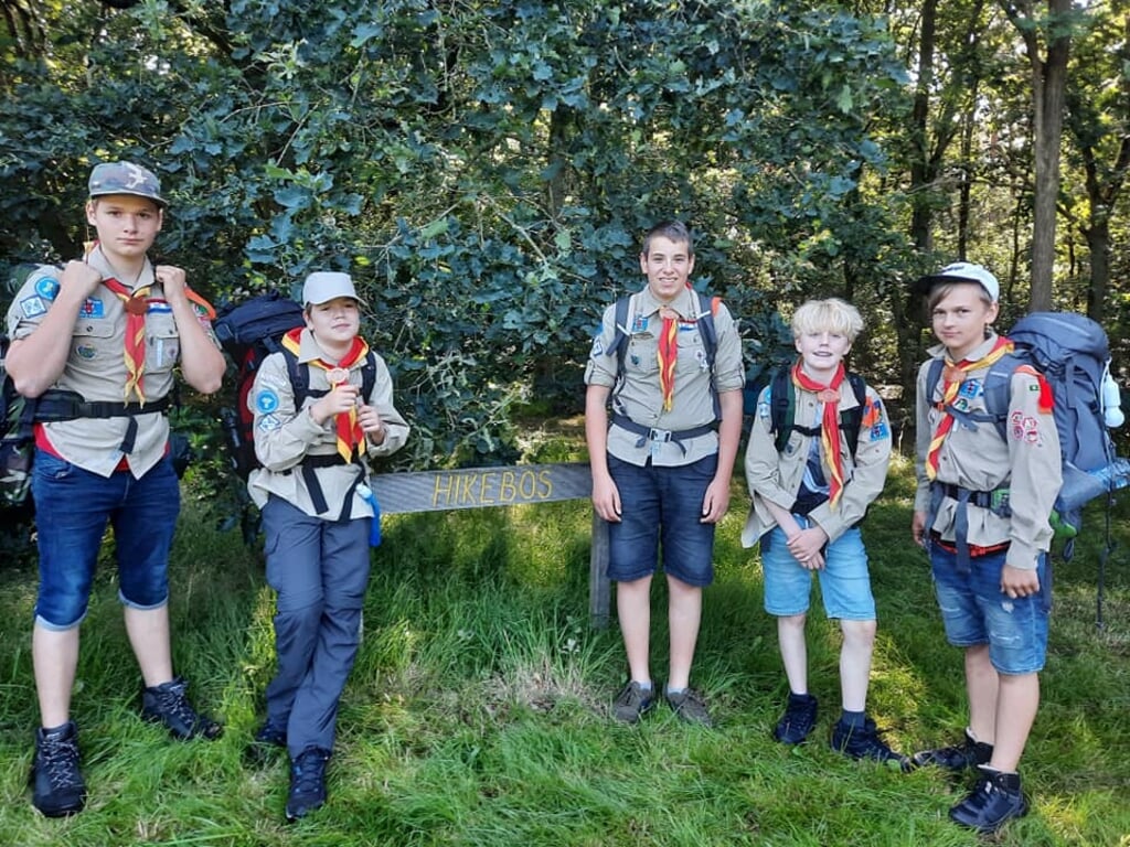 Scouts starten met een hike.