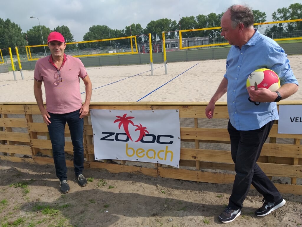 Perry van den Berg (links) en Marcel Verbeek bij de nieuwe velden. Foto: Nico Mos 