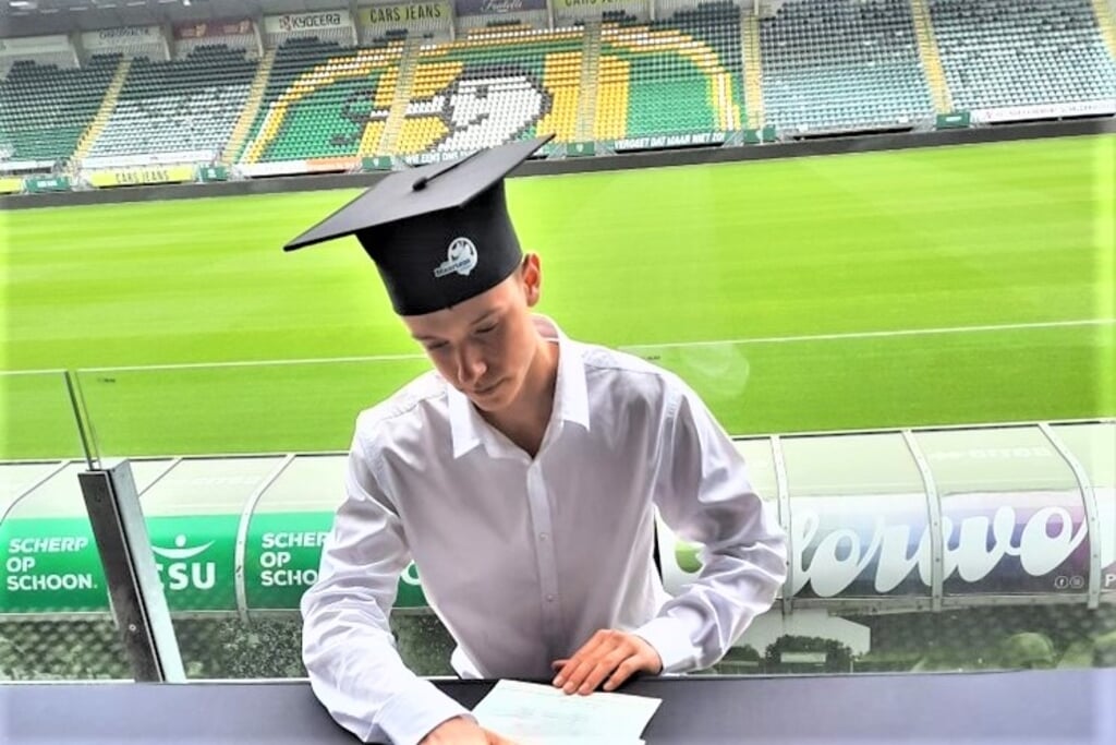 Sem was een van de geslaagde leerlingen die zijn diploma ontving in het Cars Jeans stadion van ADO Den Haag (foto: pr SMC).