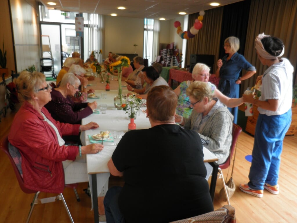 De sociaal makelaars Simone Wijga en Nicole Roelen serveren de oudhollandse gerechten aan de ouderen.