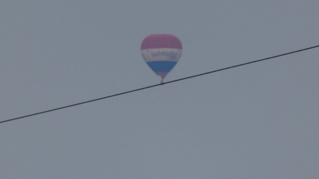 Balanceert de luchtballon op deze kabel? Foto: Eric Markus