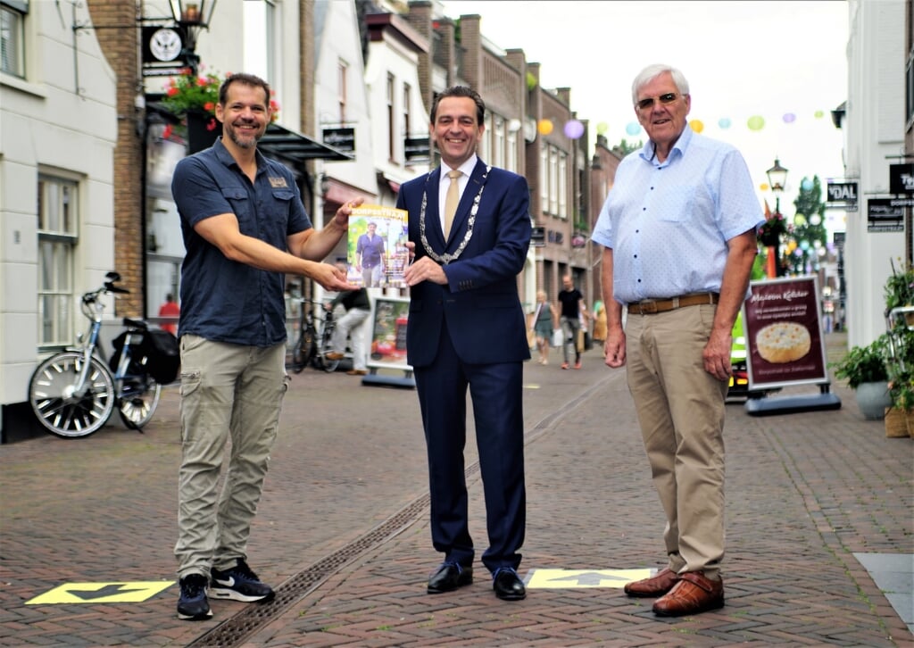 René van Kooten, burgemeester Michel Bezuijen en Jan de Ruiter van de Vastgoed BIZ.Foto: Robbert Roos
